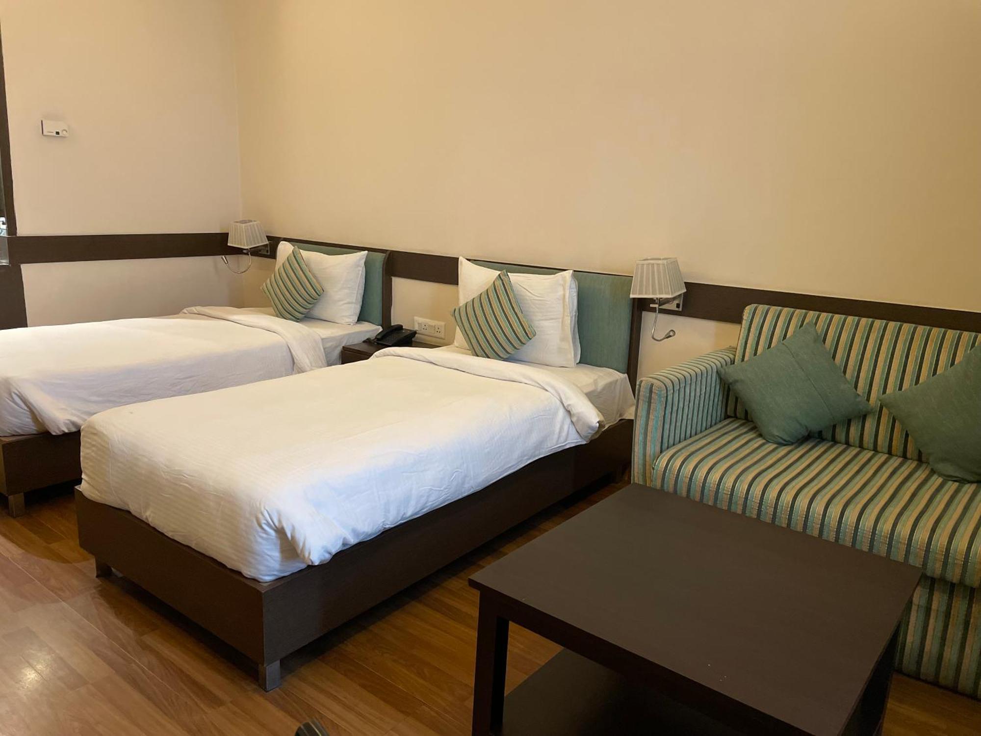 V Retreat Gurgaon Hotel ภายนอก รูปภาพ